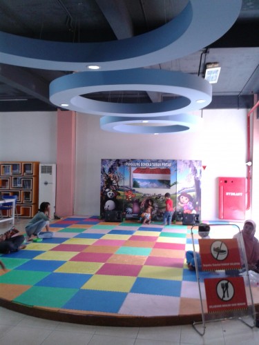Area membaca anak sekaligus panggung mini